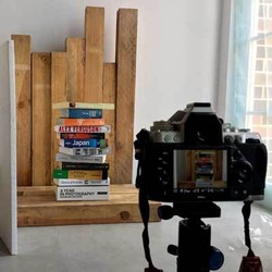 Menyulap Kayu Bekas Jadi Backdrop Foto Rustic nan Menarik