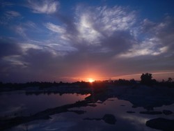 Danau Bekas Galian Tambang di Belitung Punya Sunrise Menawan