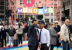 Begini Cara London Bikin Warganya Semangat di Hari Senin