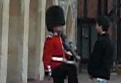 Ketika Prajurit Istana Kerajaan Inggris Membentak Turis