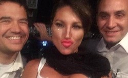 Selfie Bareng Model Seksi di Kokpit Pesawat, Pilot Dipecat