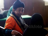 Terdakwa Sidang ISIS Salat Zuhur di Ruang Sidang