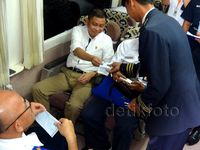 Menteri Jonan Naik Kereta ke Cirebon