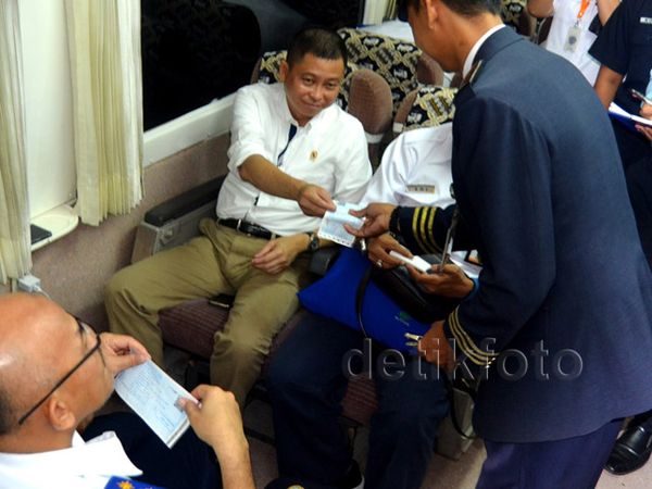 Menteri Jonan Naik Kereta ke Cirebon
