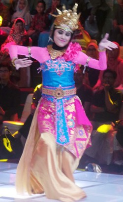 Dua Finalis Sunsilk Hijab Hunt 2015 Ini Energik Saat Tampilkan Tari Tradisonal