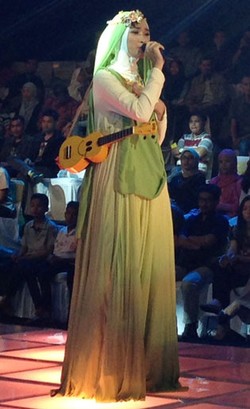 Bella Almira Tutup Sunsilk Hijab Hunt dengan Permainan Ukulele