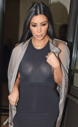 Hamil Anak Kedua, Kim Kardashian Kembali Tampil Seksi Tanpa Bra