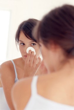 Cara Tepat Menangani Jerawat di Tubuh: Telinga Hingga Bokong