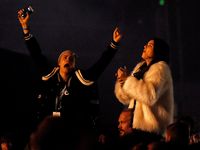 Kendall Jenner dan Cara Delevingne Menari-nari di Konser Kanye West