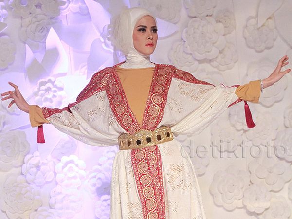 Lenggak-lenggok Angel Lelga di Catwalk