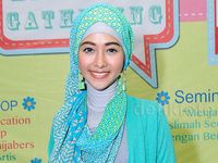Poppy Bunga Manis Berhijab Biru