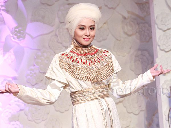 Mantap Berhijab, Terry Putri Jadi Model Busana Muslim