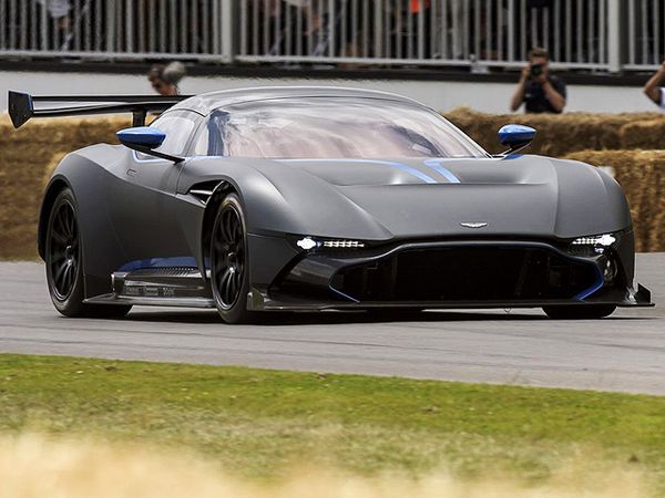 Aston Martin Vulcan Beraksi di Jalanan