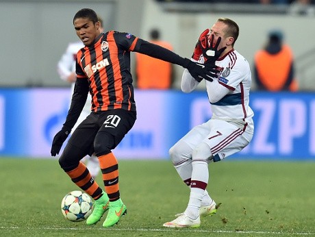 Douglas Costa Konfirmasi Minat Bayern pada Dirinya, tapi Belum Ada Kesepakatan