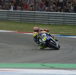 Espargaro Komentari Insiden Rossi-Marquez, Sebut Kekebalan di Tikungan Akhir