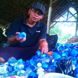 Kisah Inspiratif Indra, Lestarikan Citarum Sambil Mendulang Rupiah dari Sampah