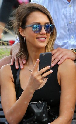 Kacamata Lensa Biru Jadi Favorit Selebriti Hollywood di Musim Panas