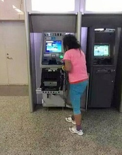 Kartunya Tertelan, Wanita Ini Jebol Mesin ATM
