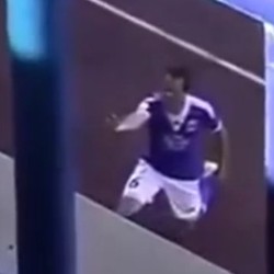 Bikin Gol Lalu Merayakan dengan Melamar Kekasih