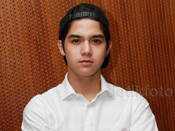 Gaya Keren Al Ghazali dengan Topi Snapback dan Celana Pendek