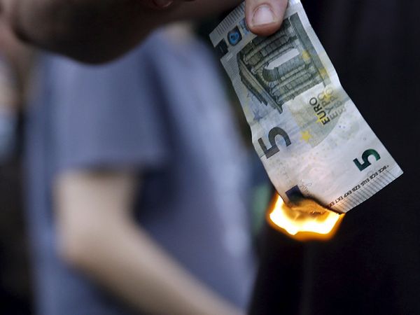 Puluhan Ribu Warga Yunani Tolak Utang IMF