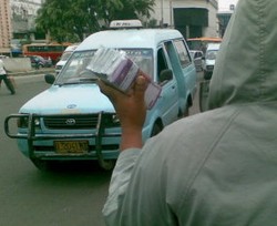 Pengakuan Inang-inang, Antre Uang Receh Bisa Raup Rp 100.000/Hari