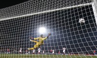 Namun skor imbang ini tak bertahan lama. Hanya empat menit berselang sejak gol bunuh diri Medel, Vargas mencetak gol lainnya untuk membawa Chile kembali unggul. REUTERS/Marcos Brindicci.