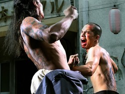 Yakuza Apocalypse: Dunia Absurd Sindikat Kriminal