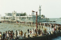 Siapa Sangka India Punya Masjid Suci di Tengah Laut