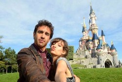 Disneyland & 4 Tempat Wisata yang Melarang Tongsis