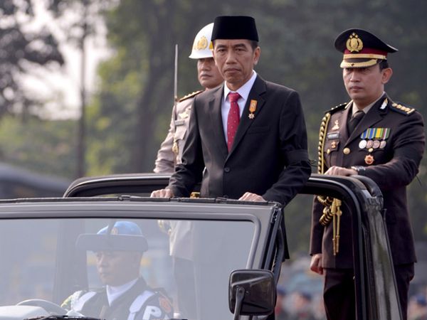 Pita Hitam Jokowi di HUT Bhayangkara