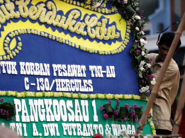 Karangan Bunga untuk Korban Hercules