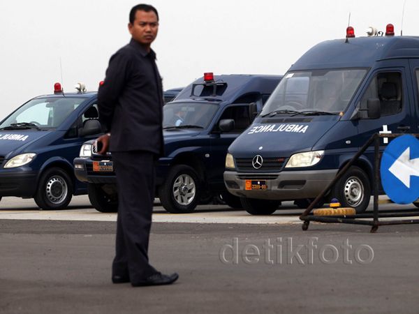 Ambulans Sambut Korban Hercules di Halim