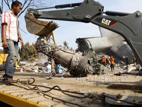 Bangkai Pesawat Hercules Dievakuasi