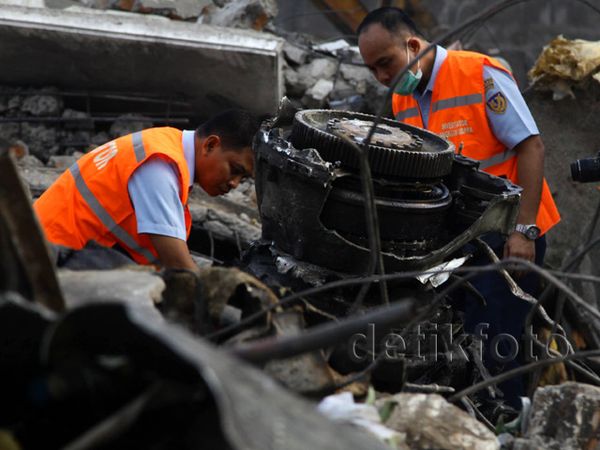 Tim Investigator TNI AU Periksa Puing Hercules