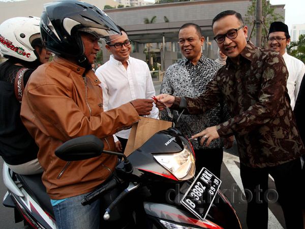 Masyarakat Indonesia Anti Pemalsuan Bagikan Takjil