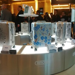 Kolaborasi Iwet Ramadhan dan Rimowa Hadirkan Koper Bermotif Batik