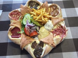 Pizza Berbentuk Heksagonal Ini Punya Isian Salad dan French Fries