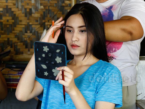 Ngaca Terus... Angbeen Rishi Sibuk Rias Alis