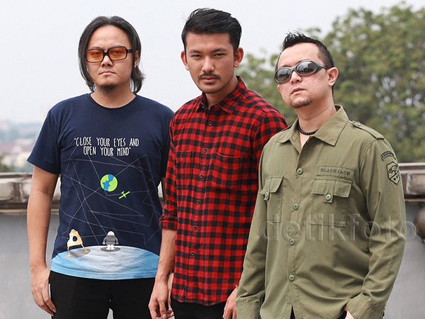 Kolaborasi Spesial The Fly dengan Rio Dewanto