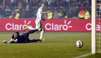     Gol-gol Argentina dicetak oleh Marcos Rojo, Javier Pastore, Angel Di Maria (2 gol), Sergio Aguero dan Gonzalo Higuain. Sementara Paraguay hanya mempu membalas lewat Lucas Barios. REUTERS/Carlos Garcia Rawlins.