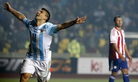 Aguero merayakan golnya. REUTERS/Andres Stapff.