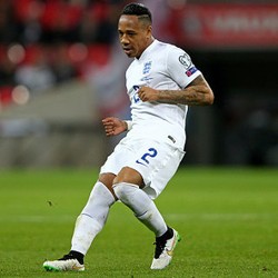 Clyne Bidik Trofi Bersama Liverpool