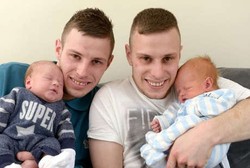 Saudara Kembar Ini Punya Anak Laki-laki yang Lahir Beda Menit