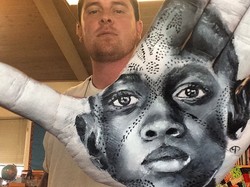 Melukis di Telapak Tangan Jadi Cara Unik Seniman Russel Powell