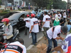 Komunitas Ertiga Bagi-bagi 200 Paket Takjil di Jalanan Pasar Minggu