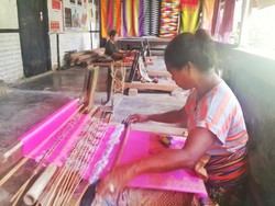 Melihat Kerajinan Tangan Lombok