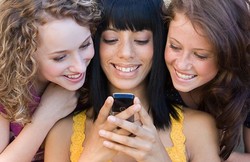 10 Negara yang Travelernya Tak Bisa Lepas dari Ponsel