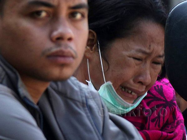 Isak Tangis Keluarga Korban di RSUP Adam Malik