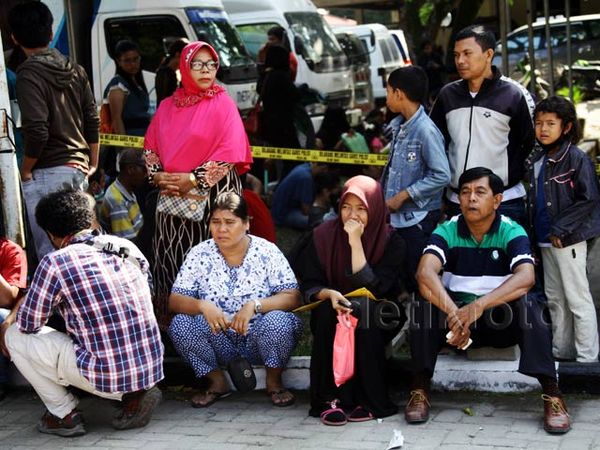 Keluarga Korban Hercules Menunggu di Tempat Seadanya